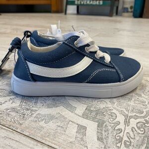 Blue and White Sneakers with Low-Top Design and Classic Style